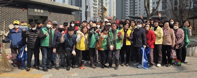 광명시 철산4동 행정복지센터는 지난 17일 쾌적하고 살기 좋은 마을 환경을 조성하기 위해 주민과 유관 단체원들과 함께 ‘2026년 봄맞이 대청소’를 실시했다.