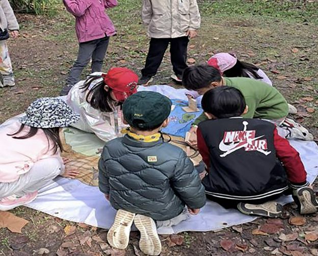 성남지역 어린이집 원아들이 지난해 10월 탄천 수내습지생태원에서 ‘가을열매로 비석치기 놀이’를 하고 있다.