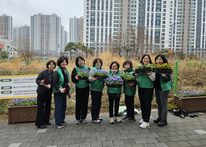 평택시 동삭동 새마을부녀회 ‘봄꽃 심기’ 행사 개최