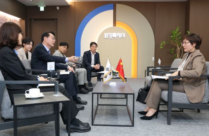 정명근 화성특례시장이 샤오간시 대표단과 공식 면담을 진행하며 교류 협력 방안을 논의하고 있다