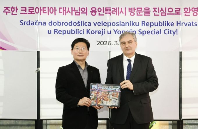 이상일 용인특례시장(왼쪽)은 용인시를 대표해서 다미르 쿠센 주한크로아티아 대사(오른쪽)로부터 크로아티아의 항구도시 자다르를 상징하는 사진을 선물받았다