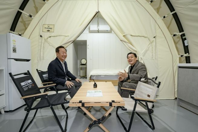 지난해 10월 청량산 수원캠핑장 개장식에 참석한 이재준 수원특례시장(오른쪽)과 박현국 봉화군수가 웃으며 대화를 나누고 있다.