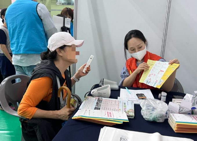 지난해 일자리박람회에서 '내 혈압·혈당 알기 캠페인'을 진행하고 있다.