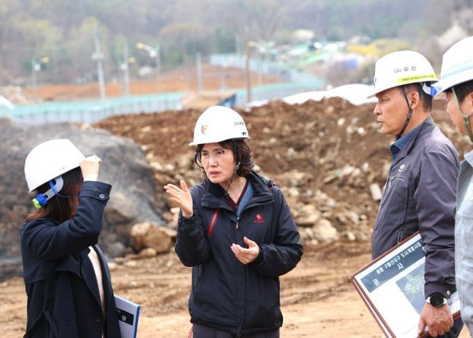 최혜민 광명시장 권한대행(부시장)이 6일 오후 구름산지구 도시개발사업 현장을 찾아 공사 진행 상황을 점검하고 있다.