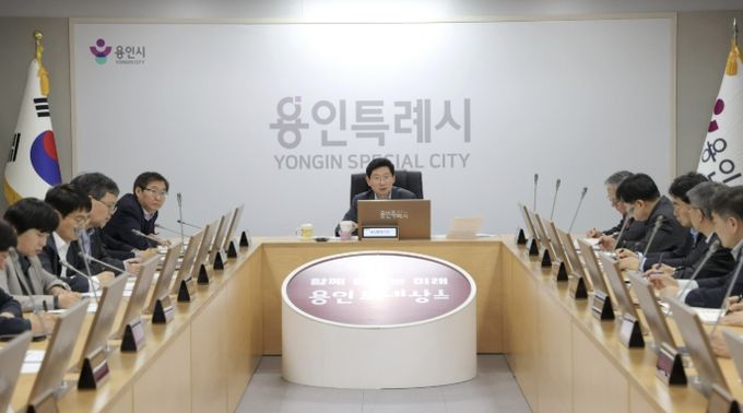 이상일 용인특례시장이 6일 시청 영상회의실에서 열린 간부공무원 회의에서 중동전쟁 장기화에 따른 위기 극복 방안을 논의하고 있다